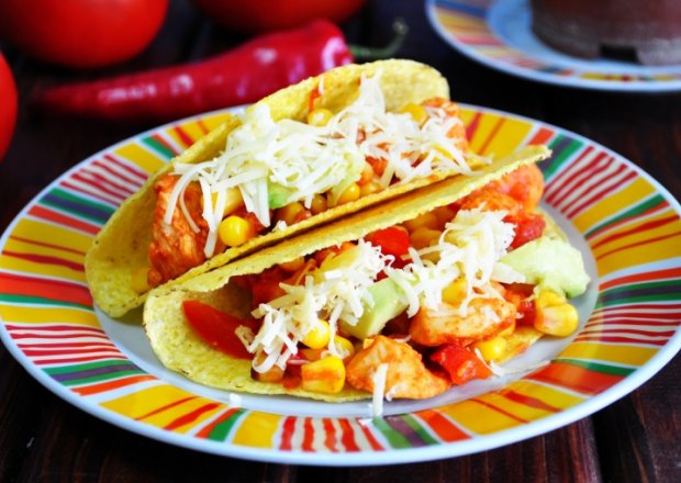 Fotografia przedstawiająca Tacos z kurczakiem i kukurydzą