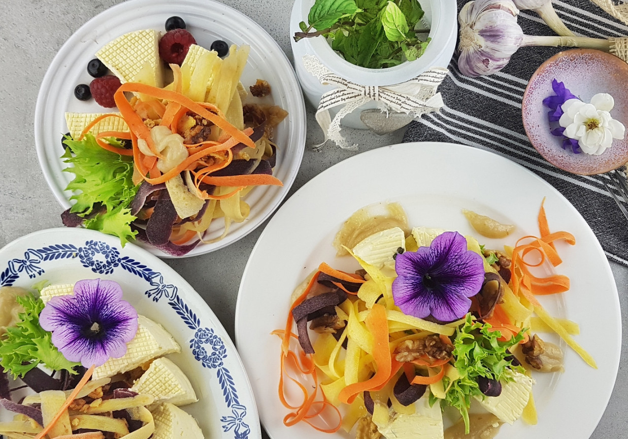 Tagiatelle warzywne z czosnkowym toffi i prażonymi orzechami foto