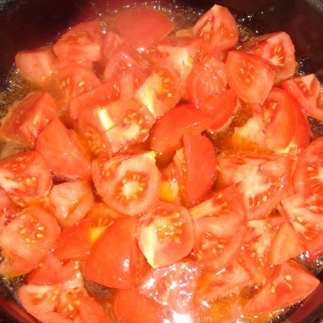 Krok 2 - Tagiatelle z łososiem, pomidorami malinowymi i ajvarem foto