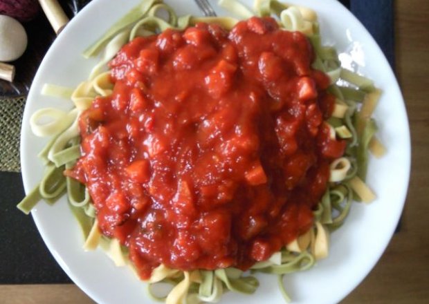 Fotografia przedstawiająca tagiatelle z sosem pomidorowym i warzywami