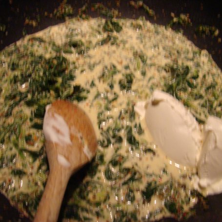 Krok 3 - Tagiatelle z sosem śmietanowo - szpinakowym z łososiem foto