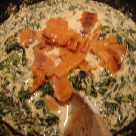 Krok 4 - Tagiatelle z sosem śmietanowo - szpinakowym z łososiem foto