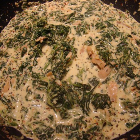 Krok 5 - Tagiatelle z sosem śmietanowo - szpinakowym z łososiem foto