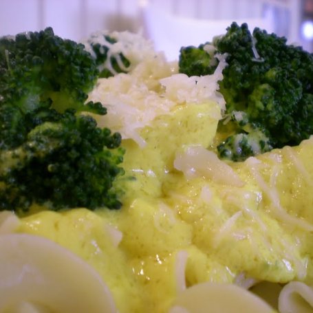 Krok 5 - Tagliatelle bianca - makaron z sosem serowym i brokułami foto
