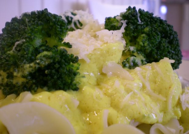 Fotografia przedstawiająca Tagliatelle bianca - makaron z sosem serowym i brokułami