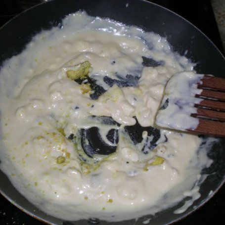 Krok 2 - Tagliatelle bianca - makaron z sosem serowym i brokułami foto