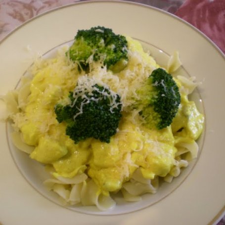 Krok 4 - Tagliatelle bianca - makaron z sosem serowym i brokułami foto