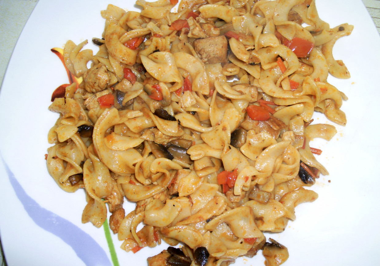 Tagliatelle kurczakowe z patelni foto