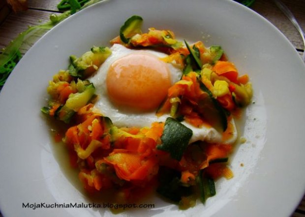 Fotografia przedstawiająca Tagliatelle warzywne z jajkiem