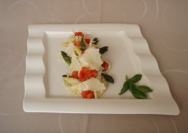 Fotografia przedstawiająca Tagliatelle z białymi i zielonymi szparagami, pomidorami concasse, wędzonym łososiem norweskim i ...