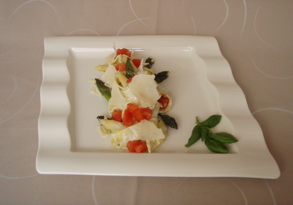 Tagliatelle z białymi i zielonymi szparagami, pomidorami concasse, wędzonym łososiem norweskim i świeżo tartym parmezanem foto