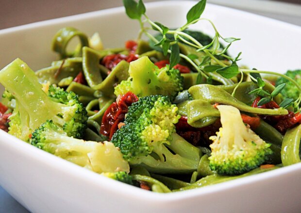 Fotografia przedstawiająca Tagliatelle z brokułami, tymiankiem i suszonymi pomidorami