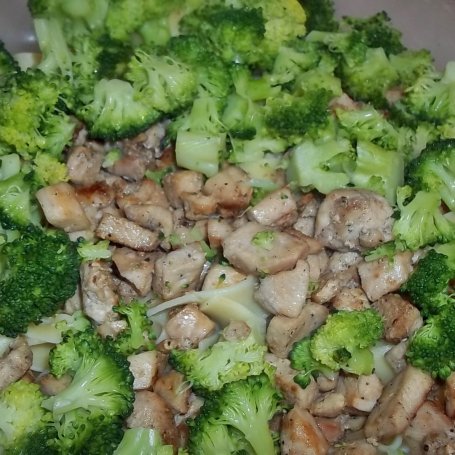 Krok 3 - Tagliatelle z brokułem i  kurczakiem pod serowym sosem foto