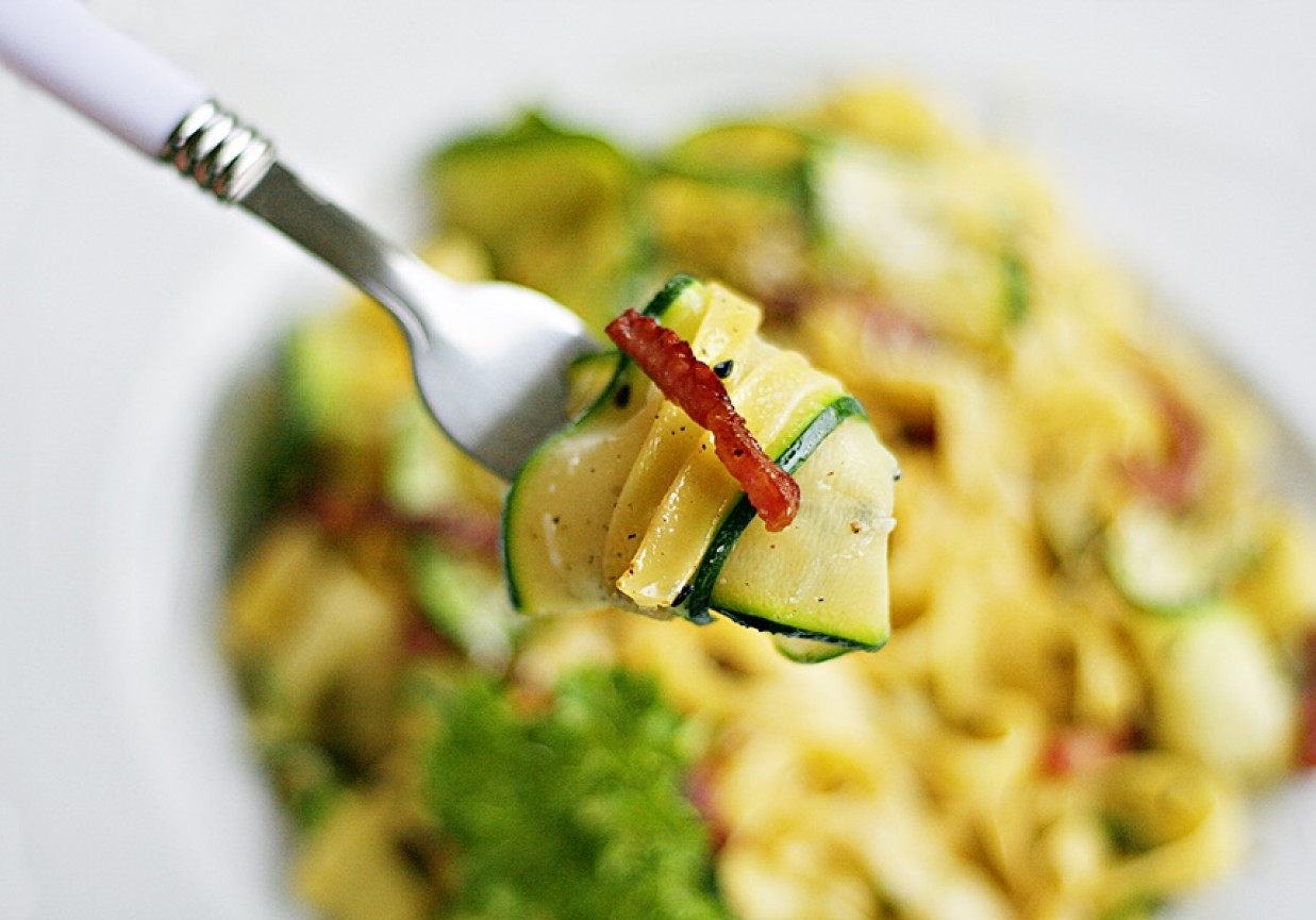 Tagliatelle z cukinią i boczkiem foto
