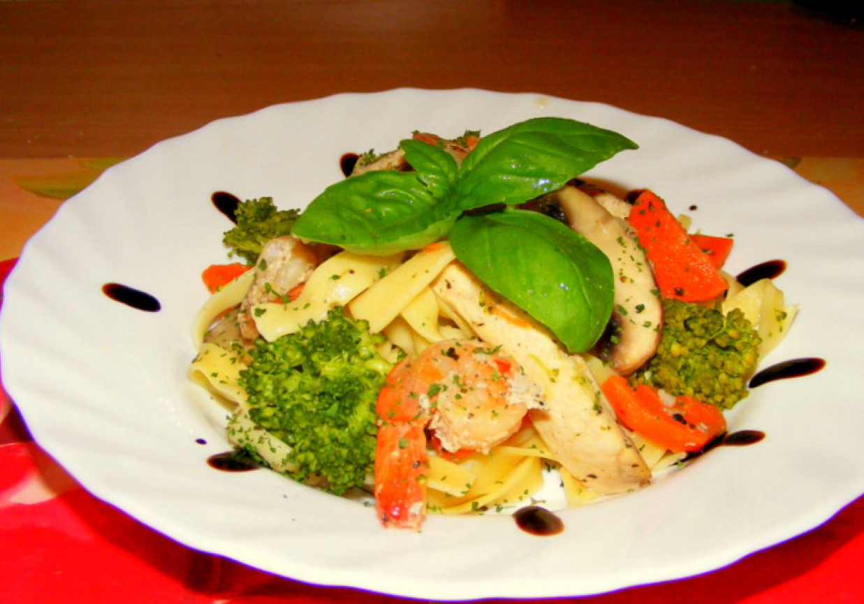 Tagliatelle z krewetkami i kurczakiem foto