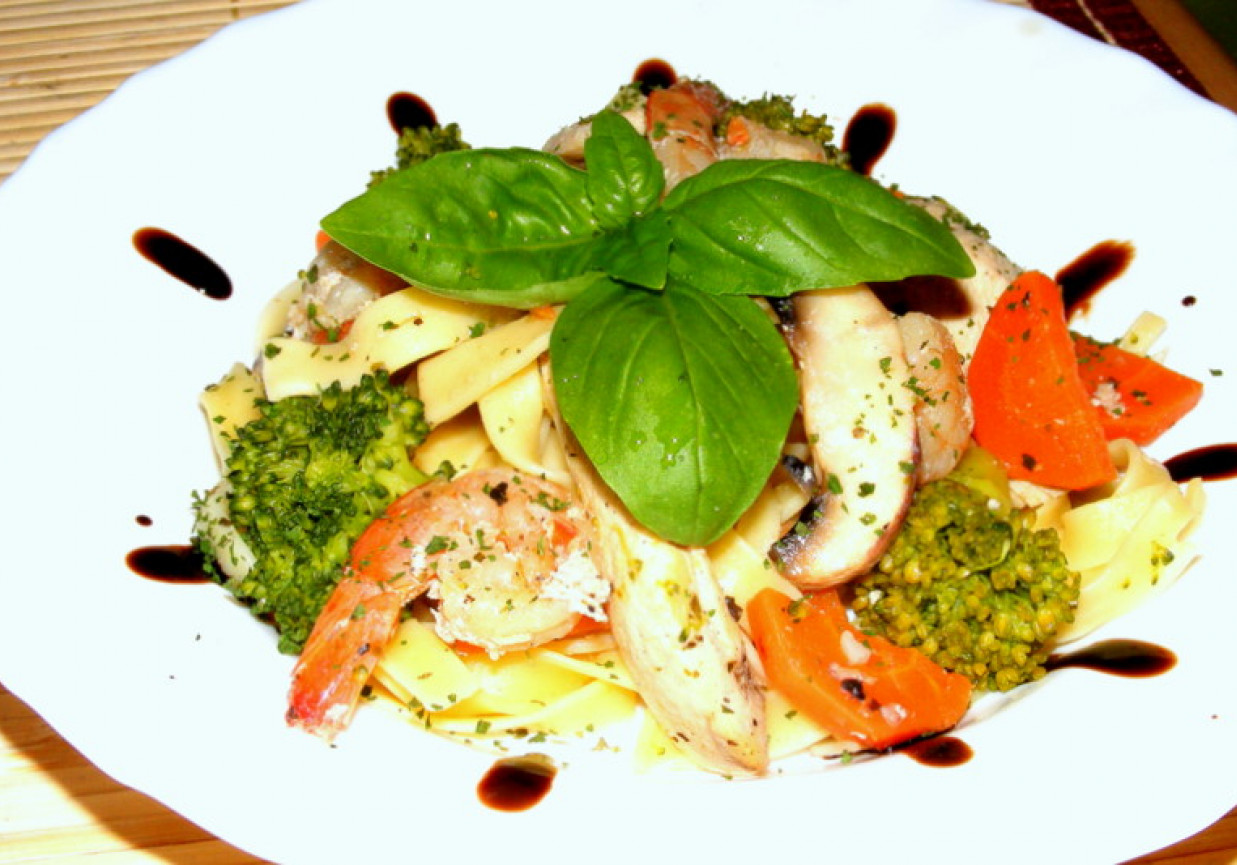 Tagliatelle z krewetkami i kurczakiem foto