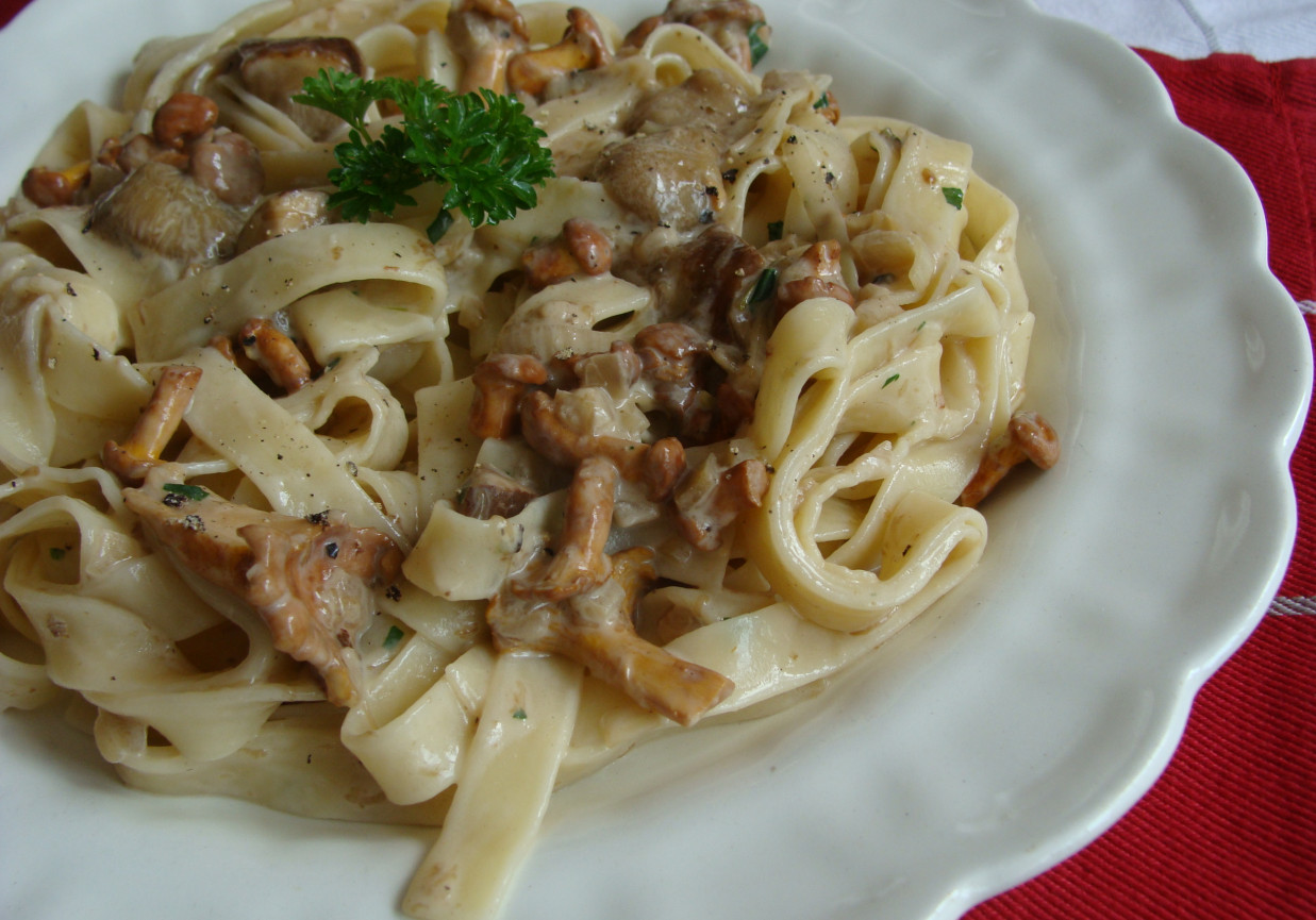 Tagliatelle z kurkami w sosie śmietanowym foto