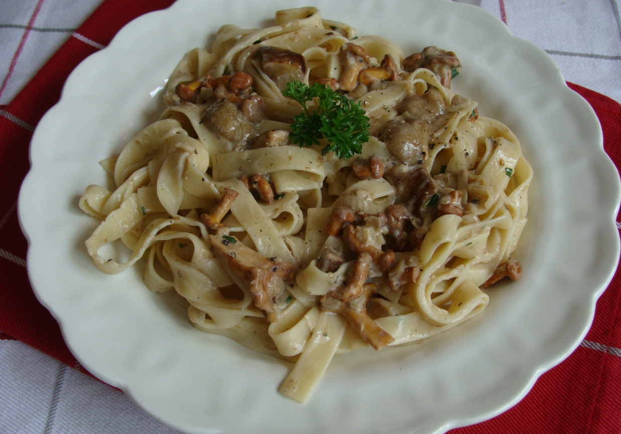 Tagliatelle z kurkami w sosie śmietanowym foto