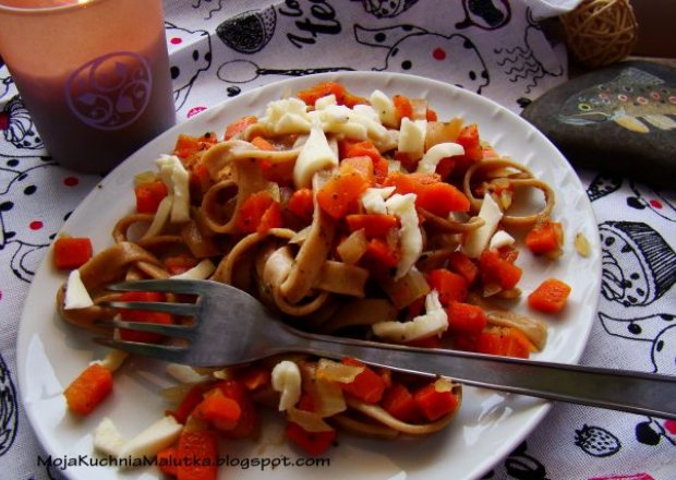 Fotografia przedstawiająca Tagliatelle z marchewką i mozzarellą