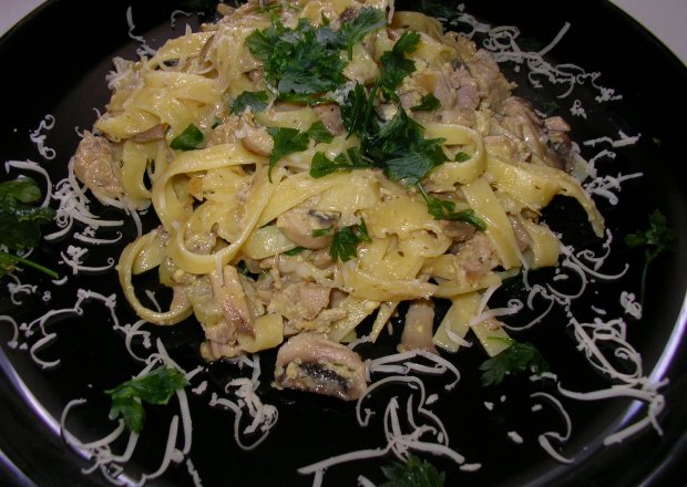 Fotografia przedstawiająca Tagliatelle z pieczarkami i mięsem
