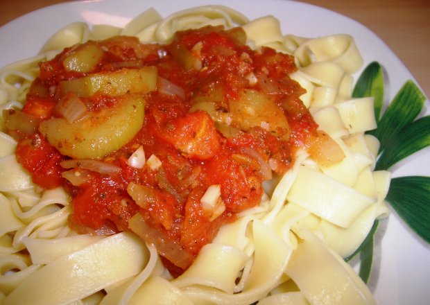 Fotografia przedstawiająca Tagliatelle z pomidorami i cukinią