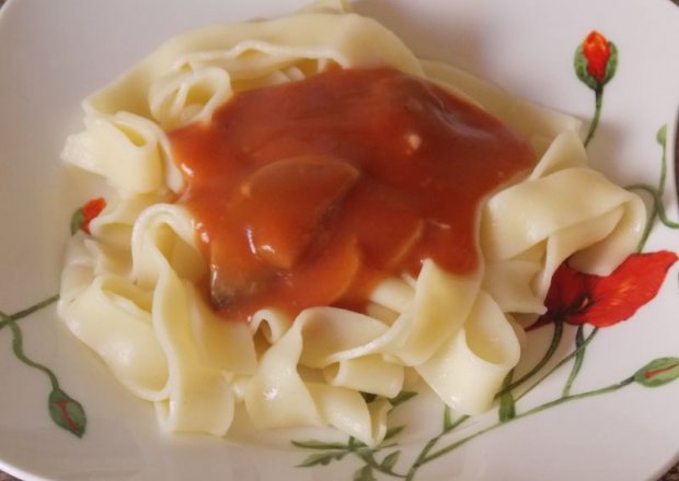 Fotografia przedstawiająca Tagliatelle z pomidorowym sosem