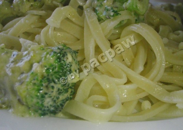 Fotografia przedstawiająca Tagliatelle z sosem serowym i brokułami