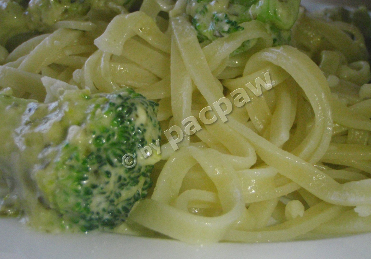 Tagliatelle z sosem serowym i brokułami foto