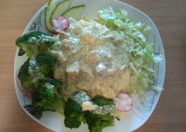 Fotografia przedstawiająca Tagliatelle z sosem serowym kurczakiem i brokułami