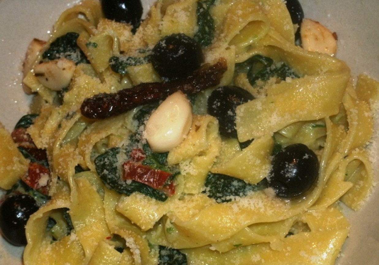 tagliatelle ze szpinakiem, olwikami, suszonymi pomidorami i kozim serem foto