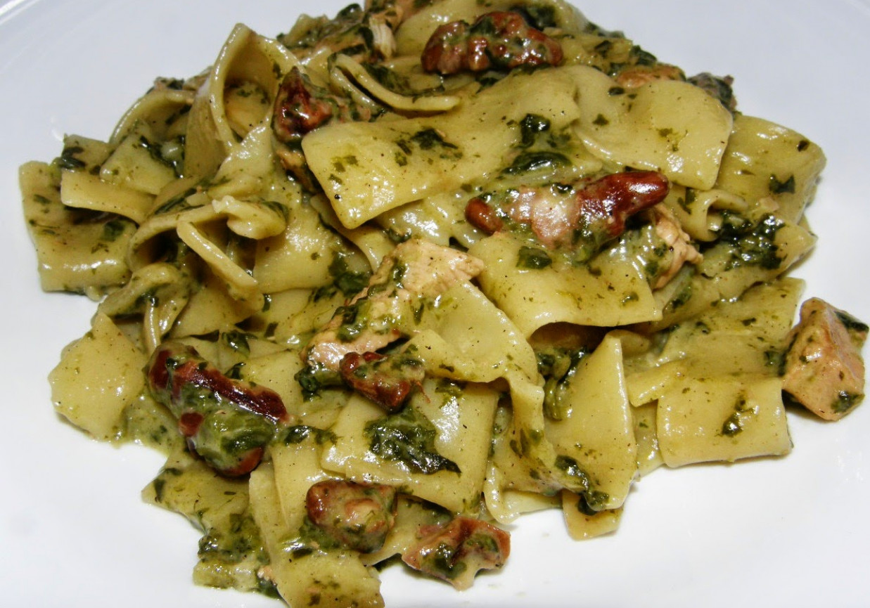 Tagliatelle ze szpinakiem, piersią kurczaka i orzechami DoradcaSmaku.pl
