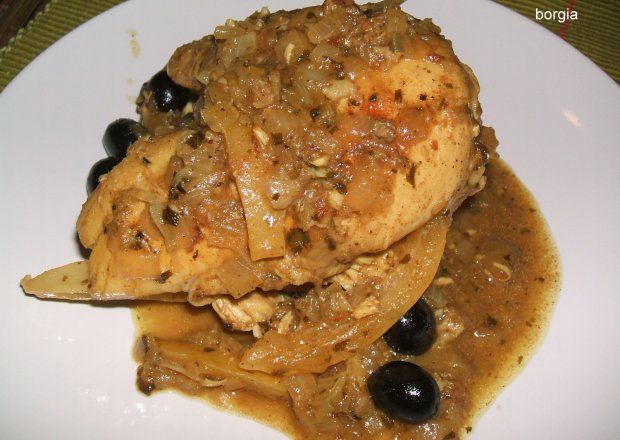 Fotografia przedstawiająca Tajine z kurczaka z czarnymi oliwkami