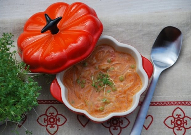 Fotografia przedstawiająca Tajska zupa pomidorowa z krewetkami
