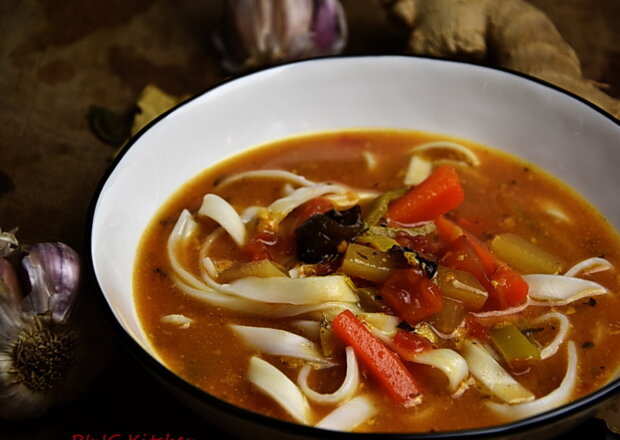 Fotografia przedstawiająca Tajska zupa pomidorowa