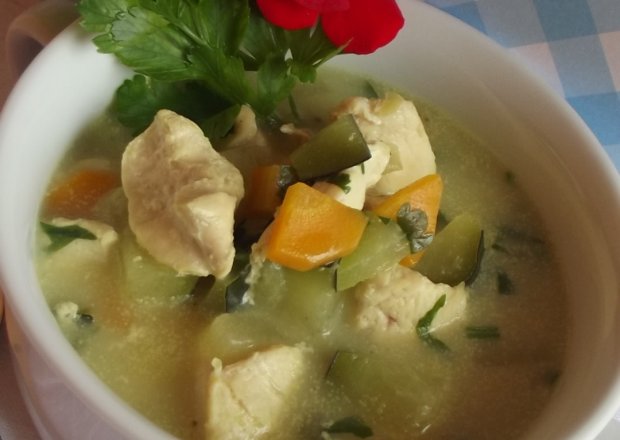 Fotografia przedstawiająca Tajska zupa z cukinią