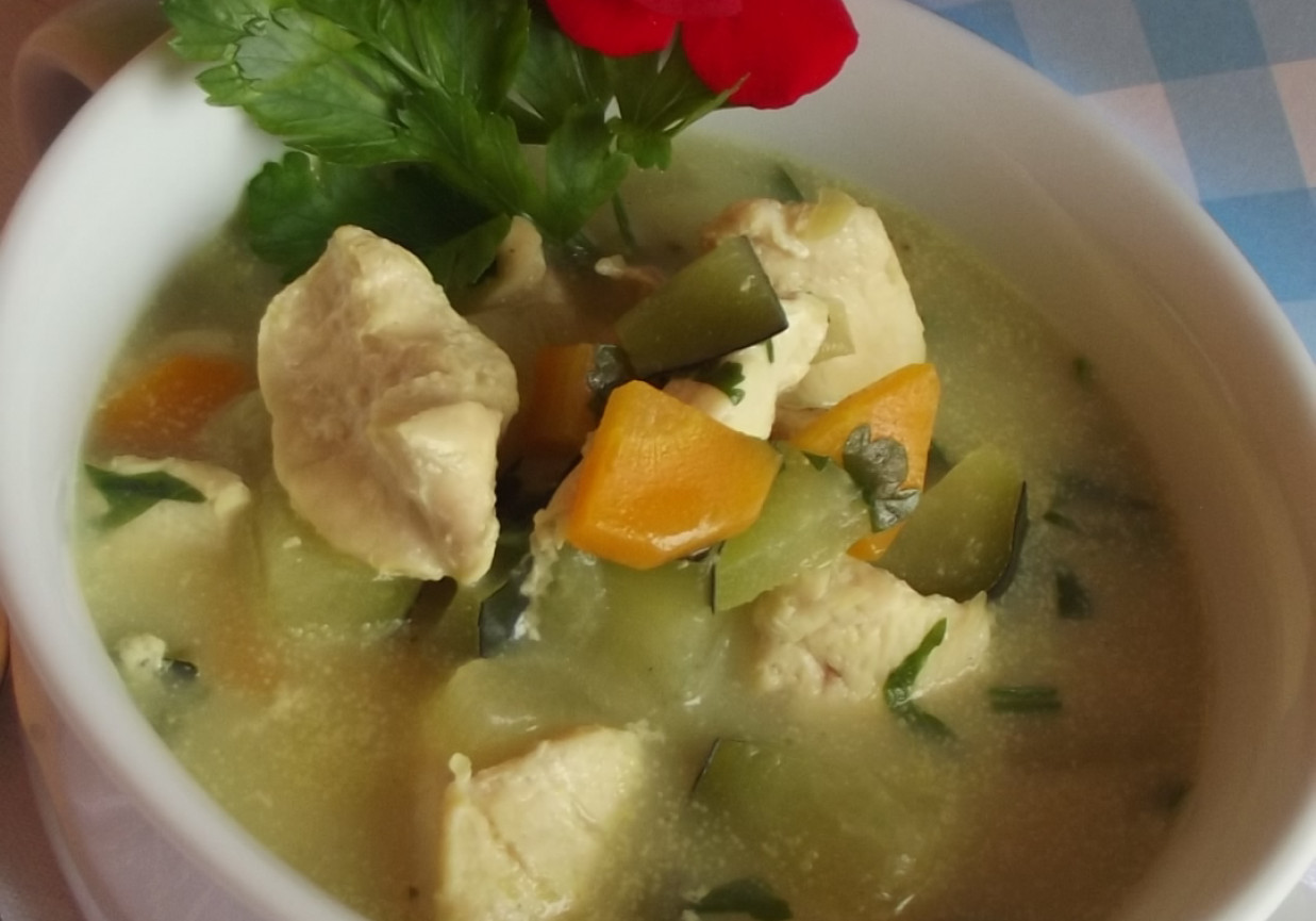 Tajska zupa z cukinią  foto