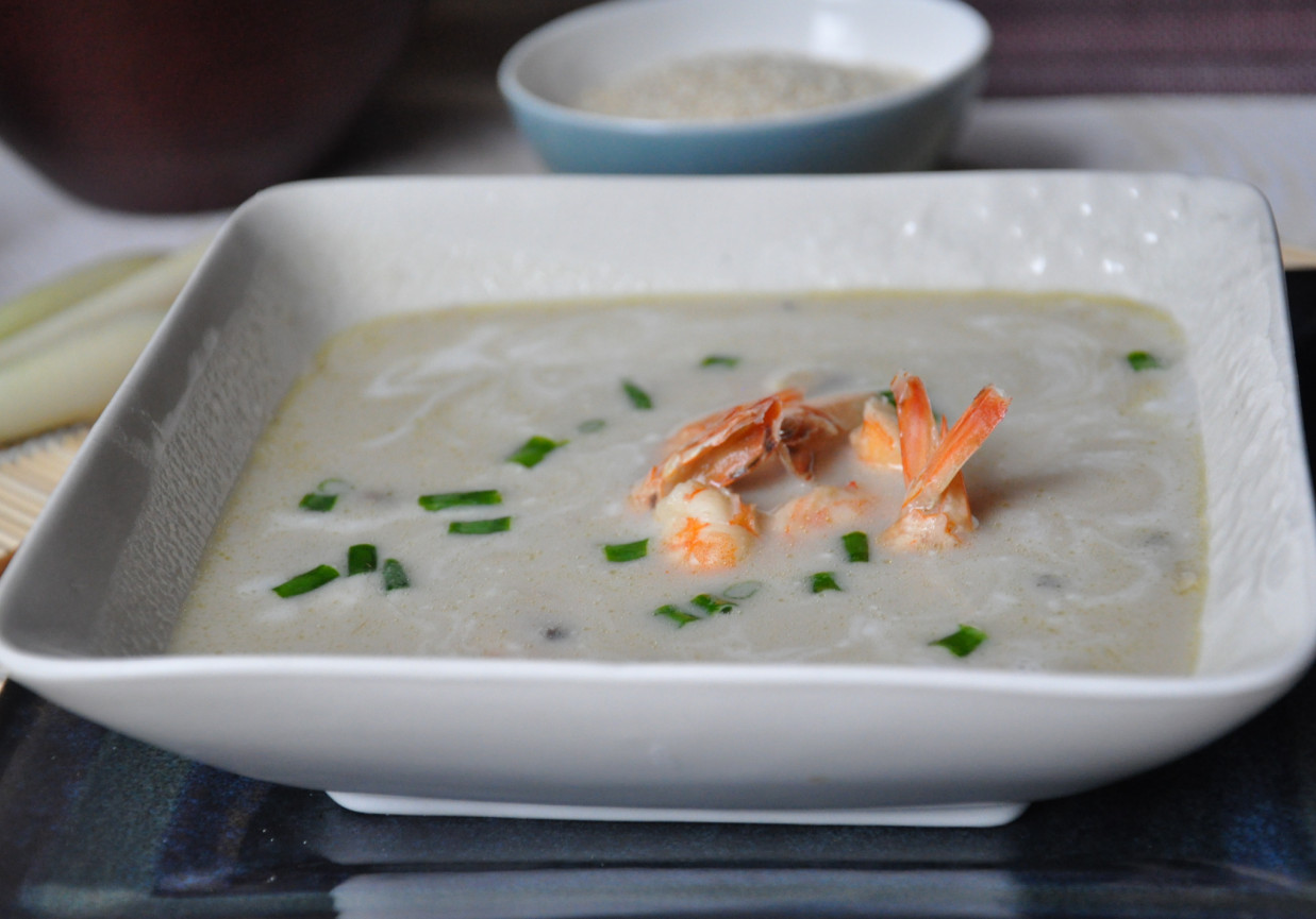 Tajska zupa z krewetkami foto