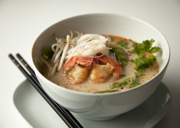 Fotografia przedstawiająca Tajska zupa z krewetkami