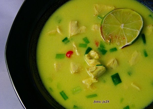 Fotografia przedstawiająca Tajska zupa z kurczaka z mleczkiem kokosowym