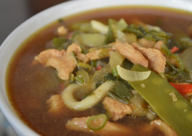 Fotografia przedstawiająca Tajska zupa z kurczakiem
