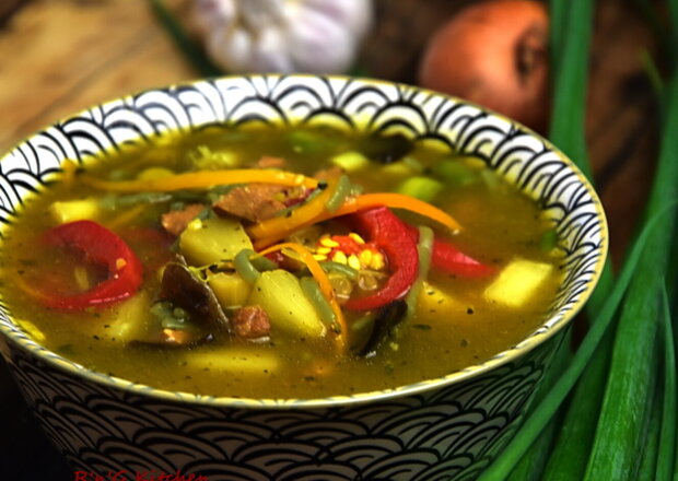 Fotografia przedstawiająca Tajska zupa z polędwiczki wieprzowej