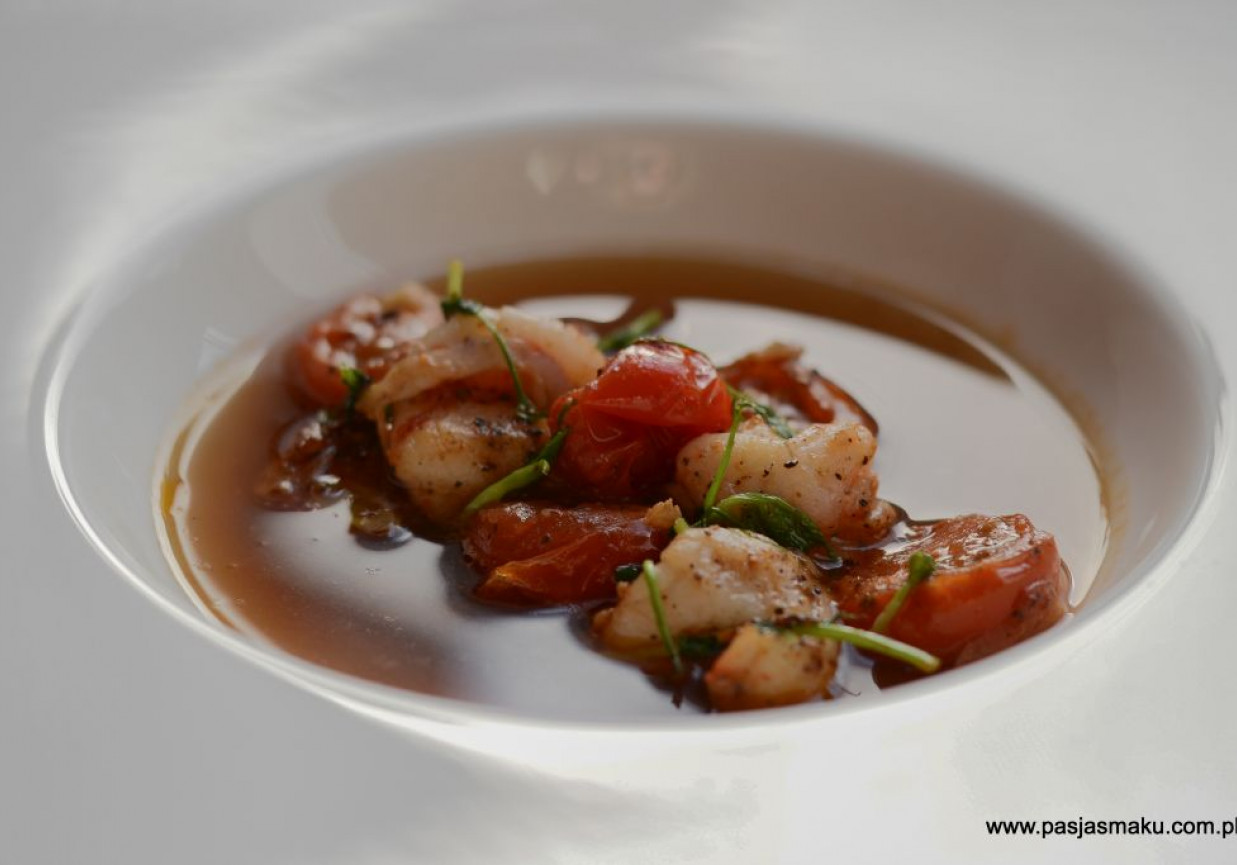 Tajski bulion krewetkowy z pomidorami / Thai bouillon with shrimps and tomatoes foto