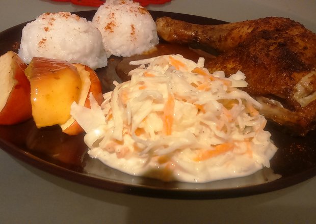 Fotografia przedstawiająca Tajski kurczak z ryżem, pieczonymi jabłkami i sosem chili