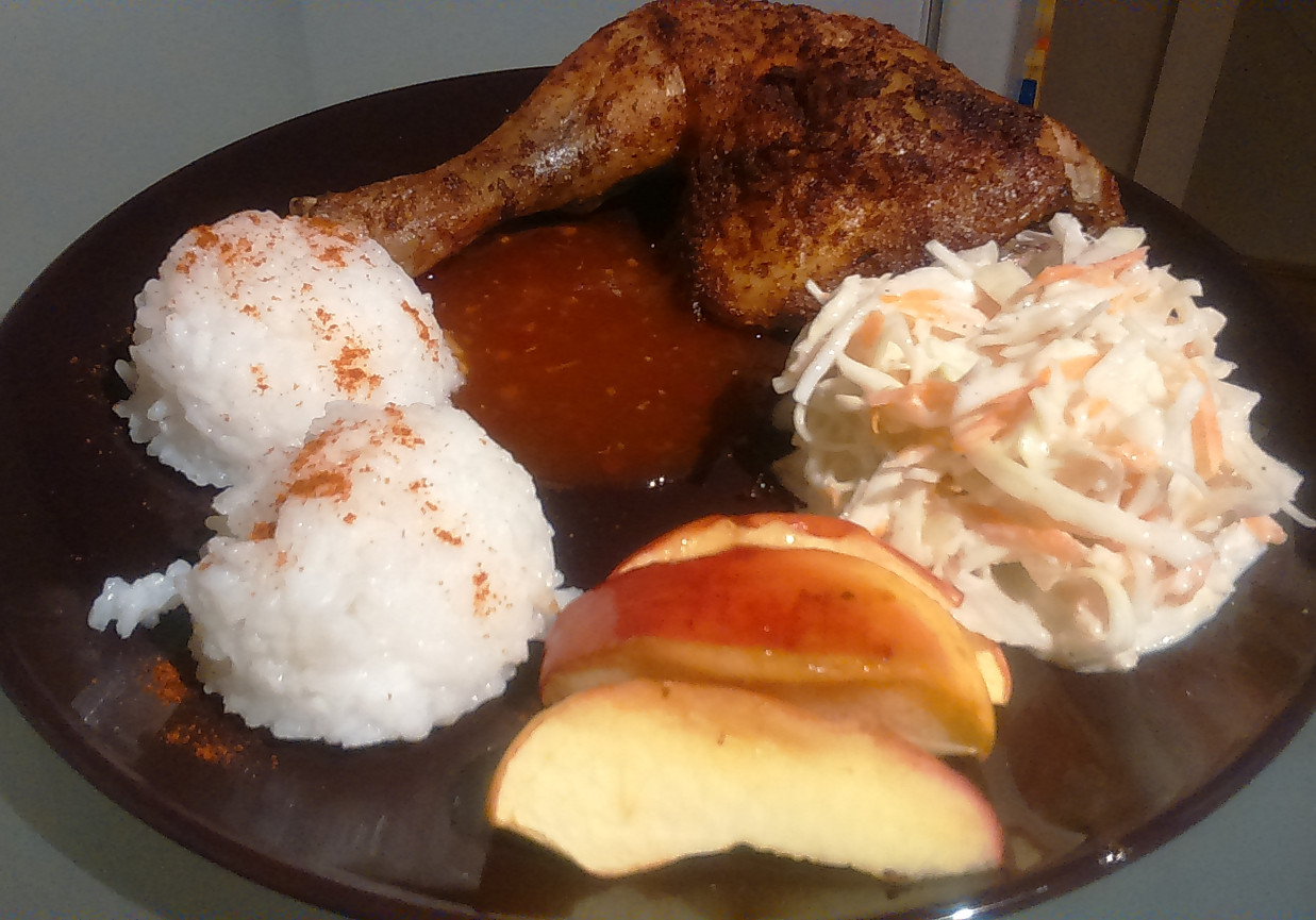 Tajski kurczak z ryżem, pieczonymi jabłkami i sosem chili foto