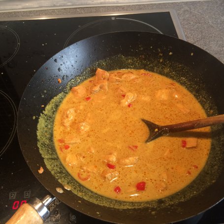 Krok 3 - Tajskie curry z kurczaka z mleczkiem kokosowym foto