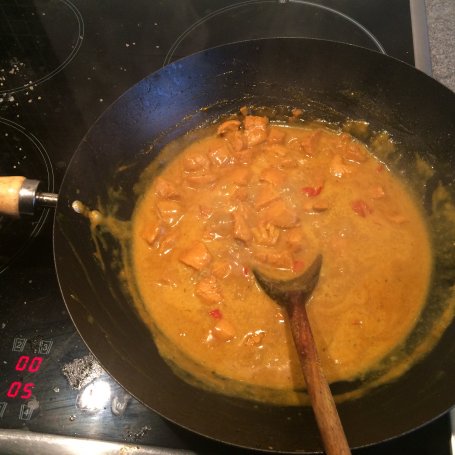 Krok 4 - Tajskie curry z kurczaka z mleczkiem kokosowym foto