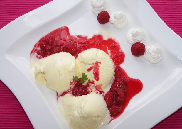 Fotografia przedstawiająca Taki deser bardzo lubię, czyli lody z gorącymi malinami :)