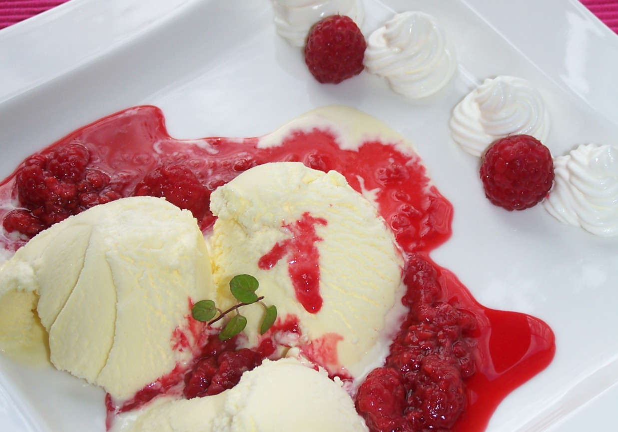 Taki deser bardzo lubię, czyli lody z gorącymi malinami :) foto
