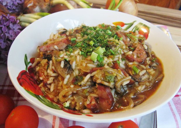 Fotografia przedstawiająca Taki inny gulasz – z ryżem i kiełbaską