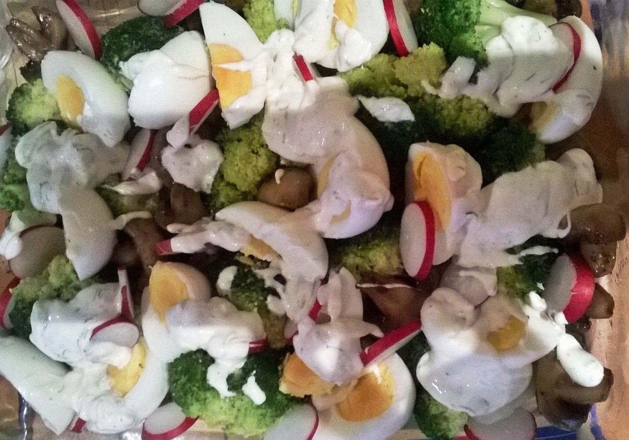 Talerz warzyw z sosem koperkowym  foto